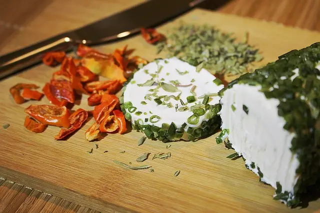 Explorer les fromages de chèvre du monde : variétés et saveurs