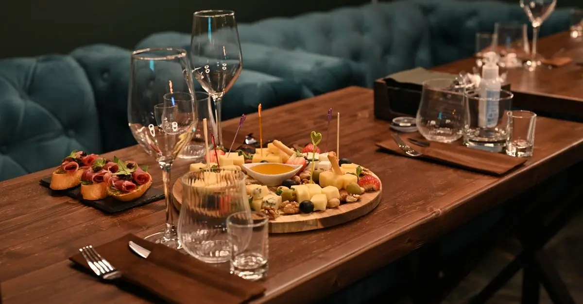 Comment associer les fromages du monde aux vins : guide complet